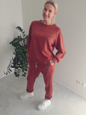 Moteriškas sportinis kostiumėlis su dekoru – plytų rudos spalvos